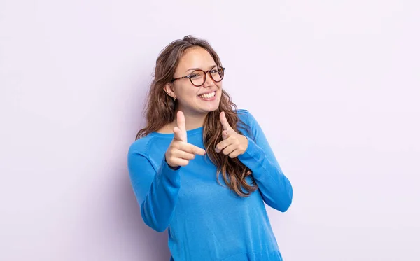 Hispanic Vacker Kvinna Känner Sig Glad Cool Nöjd Avslappnad Och — Stockfoto