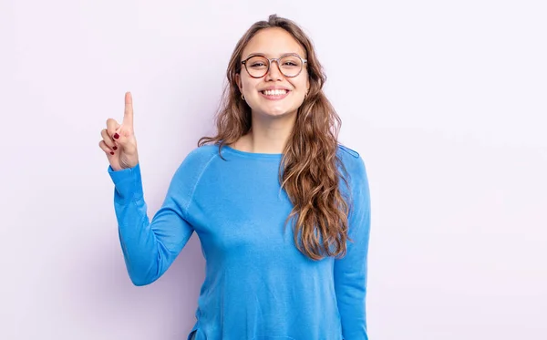 Hispanic Söt Kvinna Ler Glatt Och Glatt Pekar Uppåt Med — Stockfoto