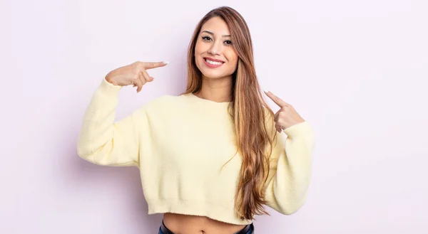 Asiático Bonita Mujer Sonriendo Con Confianza Apuntando Propia Amplia Sonrisa —  Fotos de Stock