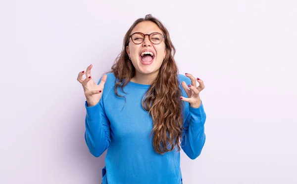 Ispanica Bella Donna Furiosamente Urlando Sensazione Stress Infastidito Con Mani — Foto Stock