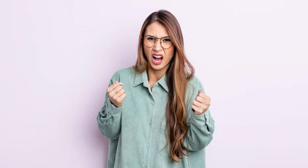 Asiático Bonita Mujer Gritando Agresivamente Con Molesto Frustrado Enojado Mirada —  Fotos de Stock