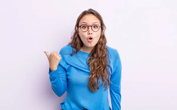 Mujer Bonita Hispana Mirando Asombrada Incredulidad Señalando Objeto Costado Diciendo — Foto de Stock