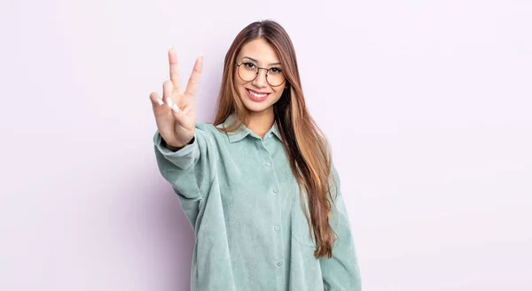 Azji Ładna Kobieta Uśmiecha Się Wygląda Przyjaźnie Pokazując Numer Dwa — Zdjęcie stockowe