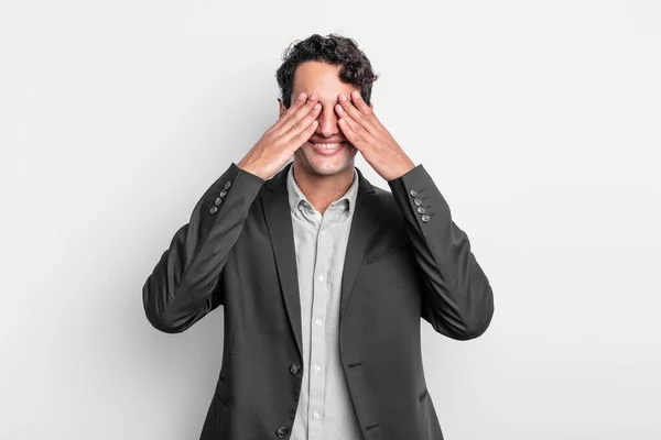 Jovem Empresário Sorrindo Sentindo Feliz Cobrindo Olhos Com Duas Mãos — Fotografia de Stock