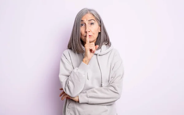 Senior Mooie Vrouw Kijken Serieus Kruis Met Vinger Gedrukt Lippen — Stockfoto