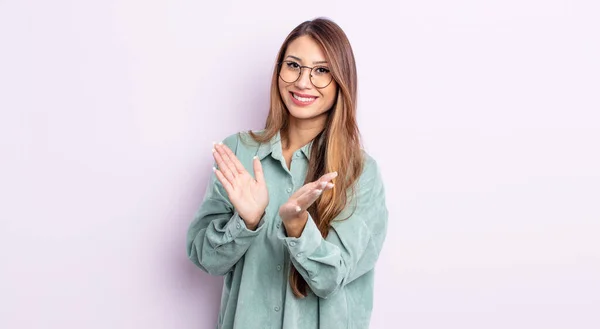 Azjatycka Ładna Kobieta Czuje Się Szczęśliwy Udany Uśmiechnięty Klaszczące Ręce — Zdjęcie stockowe