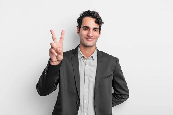 年轻商人面带微笑 面带微笑 无忧无虑 积极向上 用一只手表示胜利或和平 — 图库照片