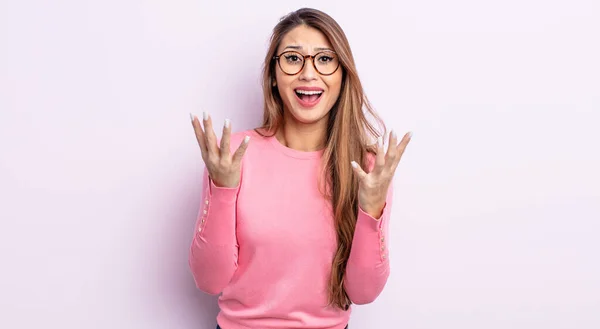 Asiática Bonita Mulher Olhando Desesperado Frustrado Estressado Infeliz Irritado Gritando — Fotografia de Stock