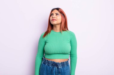 Endişeli, kafası karışık, cahil bir ifadeyle, kopya alanı arayan, şüpheci genç İspanyol kadın.