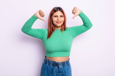 Genç İspanyol kadın üzgün, hayal kırıklığına uğramış ya da kızgın görünüyor. Anlaşmazlık içinde reddediyor, hayal kırıklığına uğramış hissediyor.