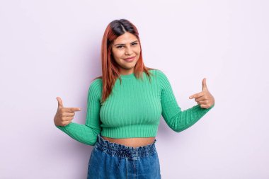 Genç İspanyol kadın gururlu, kibirli, mutlu, şaşırmış ve tatmin olmuş görünüyor.