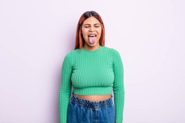 Neşeli, kaygısız, asi tavırlı, şakacı ve dilsiz genç İspanyol kadın, eğleniyor.