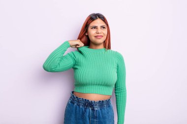 Genç İspanyol kadın kendini stresli, endişeli, yorgun ve hayal kırıklığına uğramış hissediyor.