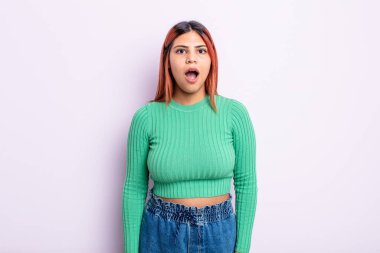 Genç İspanyol kadın şok olmuş ya da şaşırmış görünüyor, ağzı açık bir şekilde 