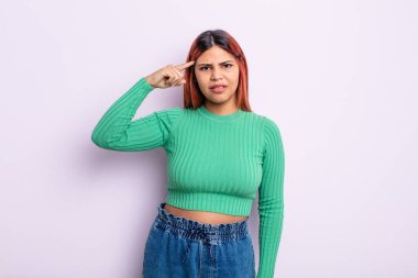 Genç İspanyol kadın şaşkın ve şaşkın hissediyor. Deli, deli ya da aklını kaçırmış olduğunu gösteriyor.