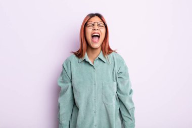 Genç İspanyol kadın agresif bir şekilde bağırıyor, çok kızgın, hayal kırıklığına uğramış, öfkeli ya da sinirli görünüyor, hayır diyor.