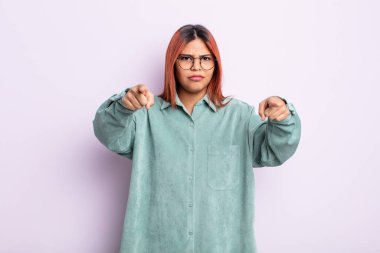 Genç İspanyol kadın kameraya iki parmağıyla ve kızgın bir ifadeyle sana görevini yapmanı söylüyor.