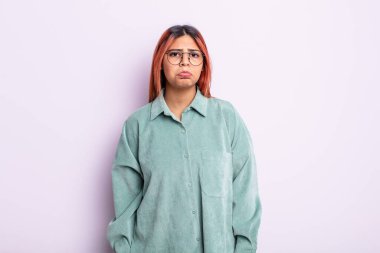 Genç İspanyol kadın üzgün ve mızmızlanıyor, mutsuz bir bakışla, negatif ve hayal kırıklığına uğramış bir tavırla ağlıyor.