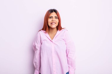 Genç İspanyol kadın şaşkın ve şaşkın görünüyor. Sinirli bir hareketle dudağını ısırıyor. Sorunun cevabını bilmiyor.