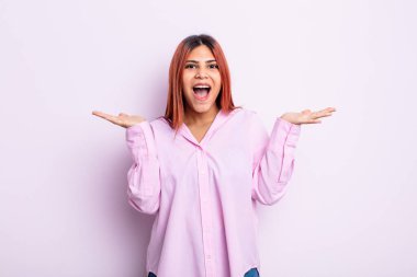 Genç İspanyol kadın mutlu ve heyecanlı görünüyordu. Beklenmedik bir sürprizle şoke olmuştu. İki eli de yüzü açıktı.