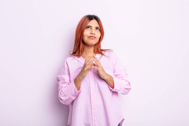 Genç İspanyol kadın entrikalar ve komplolar kuruyor, hilekar hileler ve hileler düşünüyor, kurnazlık ve ihanet