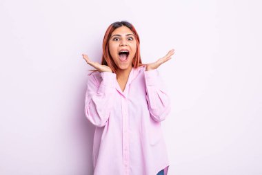 Genç İspanyol kadın beklenmedik bir sürpriz yüzünden şaşkın ve heyecanlı, gülen, şaşkın ve mutlu hissediyor.