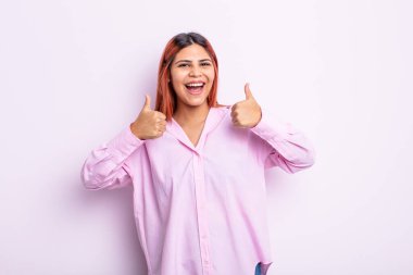 Genç İspanyol kadın gülümsüyor. Mutlu, pozitif, kendinden emin ve başarılı görünüyor.