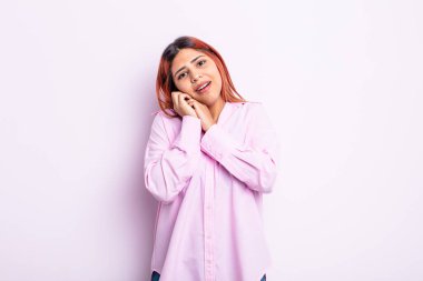 Genç İspanyol kadın aşık ve sevimli görünüyor. Sevimli ve mutlu. Romantik bir şekilde gülümsüyor.