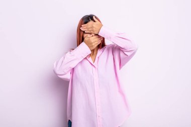 Genç İspanyol kadın kameraya hayır diyen iki eliyle yüzünü kapatıyor! Resimler reddediliyor ya da yasaklanıyor