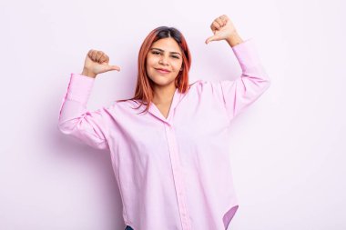 Genç İspanyol kadın gururlu, kibirli ve kendinden emin, tatmin olmuş ve başarılı görünüyor.