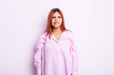 Latin kökenli genç bir kadın hangi seçeneği seçeceği konusunda bilgisiz, kafası karışık ve kararsız hissederek sorunu çözmeye çalışıyor.