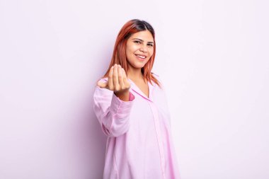 Genç İspanyol kadın kendini mutlu, başarılı ve kendinden emin hissediyor, bir meydan okumayla karşı karşıya ve 