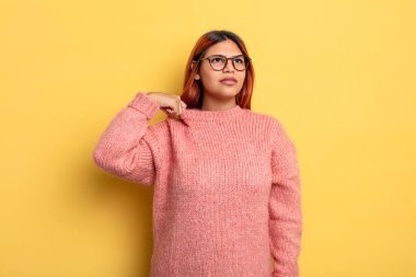 Genç İspanyol kadın kendini stresli, endişeli, yorgun ve hayal kırıklığına uğramış hissediyor.