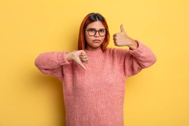 Genç İspanyol kadın kafası karışık, bilgisiz ve kararsız hissediyor, iyi ve kötü seçenekleri farklı seçeneklerde tartıyor.