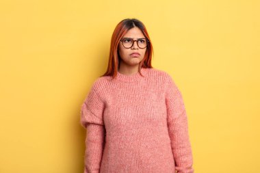 Genç İspanyol kadın üzgün, üzgün ya da kızgın ve olumsuz bir tavır takınıyor, anlaşmazlık içinde kaşlarını çatıyor