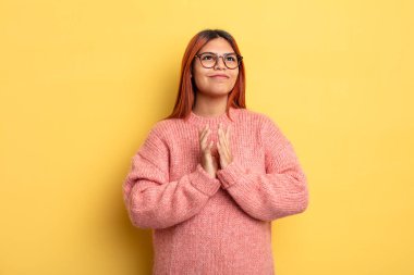 Genç İspanyol bir kadın kötü bir plan yaparken ya da bir numara düşünürken gururlu, haylaz ve kibirli hissediyor.