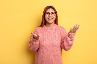 Genç İspanyol kadın kendini mutlu, şaşkın, şanslı ve şaşırmış hissediyor. Sanki her şeyi ciddiye alıyor gibi. İnanılmaz!