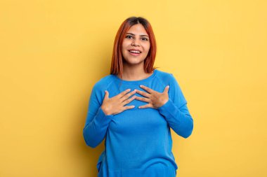 Genç İspanyol kadın mutlu, şaşırmış, gururlu ve heyecanlı görünüyor.