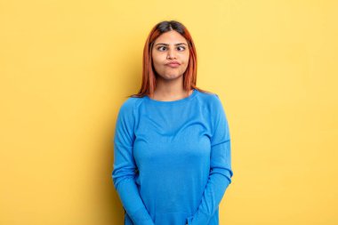 Genç İspanyol kadın şapşal ve komik görünüyor. Şaşı bakışlı, şakacı ve şakacı.