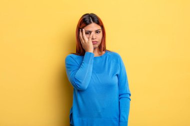 Genç İspanyol kadın sıkılmış, hayal kırıklığına uğramış ve uykulu hissediyor. Yorucu, sıkıcı ve can sıkıcı bir işin ardından, el ele tutuşarak.