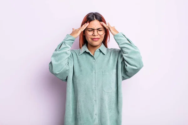 Junge Hispanische Frau Sieht Gestresst Und Frustriert Aus Arbeitet Unter — Stockfoto