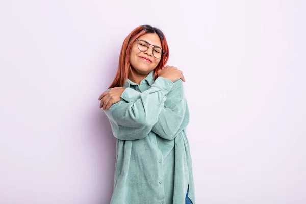 Jonge Spaanse Vrouw Die Verliefd Lacht Knuffelt Knuffelt Vrijgezel Blijft — Stockfoto