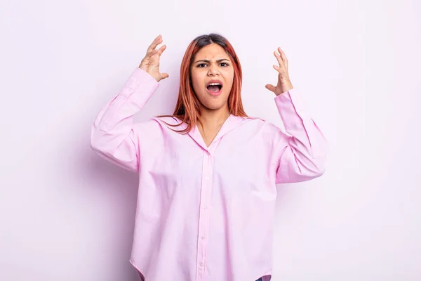 Young Hispanic Woman Screaming Hands Air Feeling Furious Frustrated Stressed — Stock Photo, Image