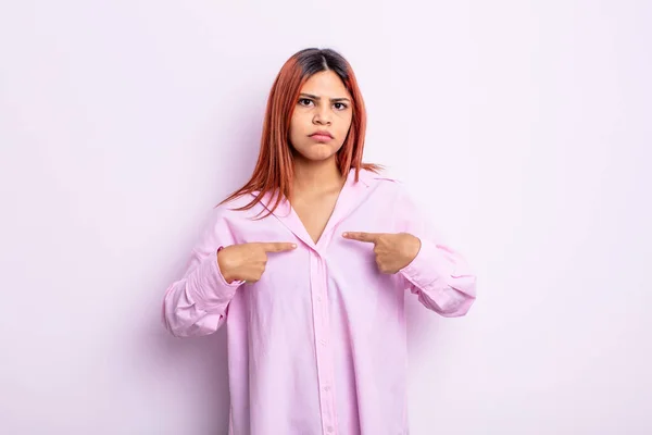 Jonge Spaanse Vrouw Wijzend Naar Zichzelf Met Een Verwarde Quizzical — Stockfoto