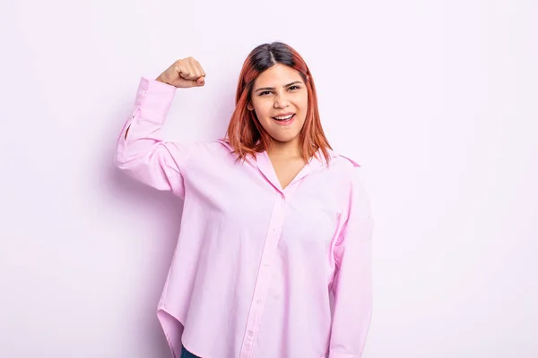 Joven Mujer Hispana Sintiéndose Feliz Satisfecha Poderosa Forma Flexión Bíceps —  Fotos de Stock