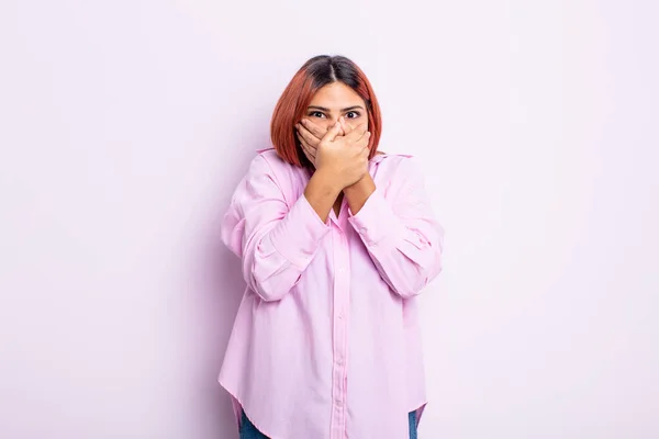 Jeune Femme Hispanique Couvrant Bouche Avec Des Mains Une Expression — Photo