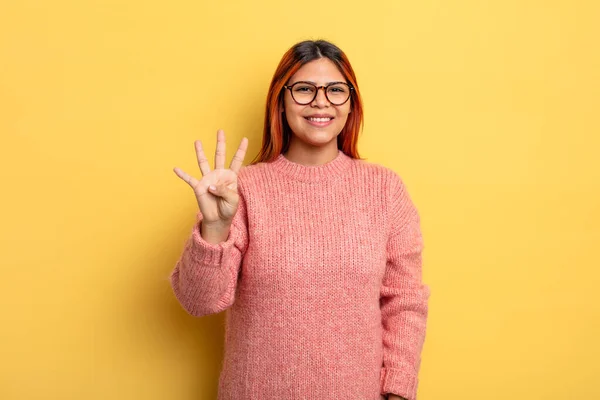 Ung Latinamerikansk Kvinna Ler Och Ser Vänlig Visar Nummer Fyra — Stockfoto