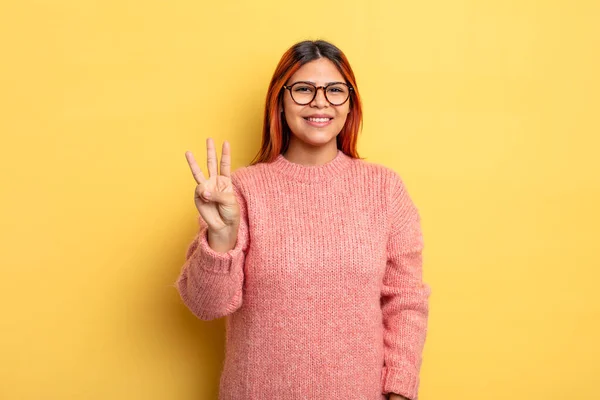 Ung Latinamerikansk Kvinna Ler Och Ser Vänlig Visar Nummer Tre — Stockfoto