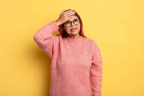 Joven Mujer Hispana Entrando Pánico Por Una Fecha Límite Olvidada —  Fotos de Stock