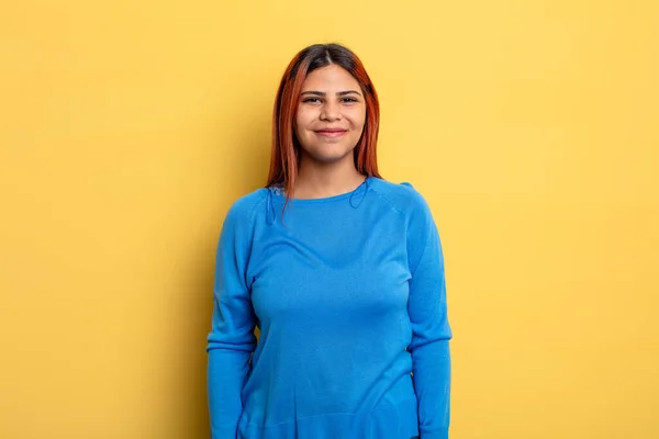 Ung Latinamerikansk Kvinna Ler Positivt Och Tryggt Ser Nöjd Vänlig — Stockfoto